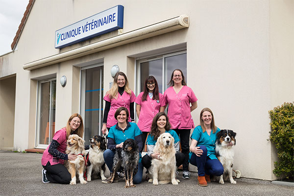 L’équipe de la clinique vétérinaire Pâquerette et Pollux devant la clinique, avec leurs chiens